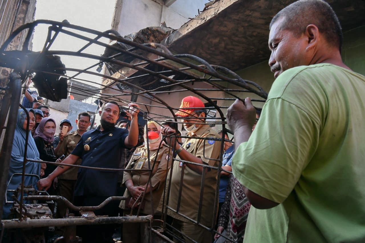 32 Rumah Terbakar di Rappokalling, Andi Sudirman Meninjau dan Langsung Serahkan Bantuan